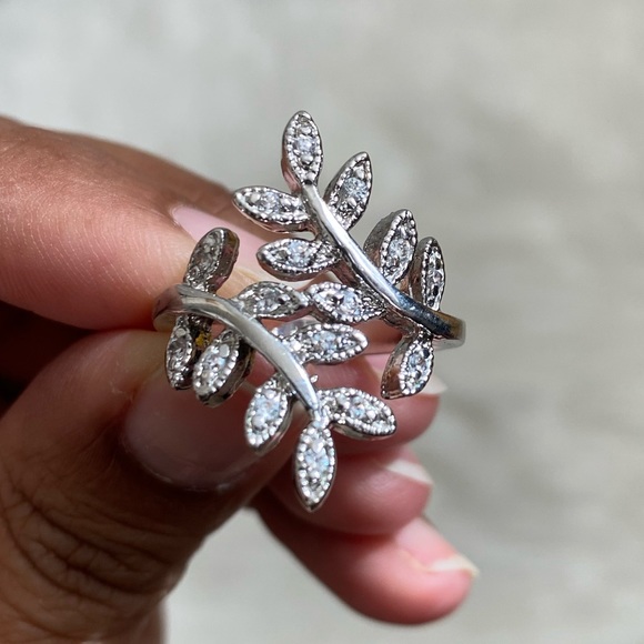 Beautiful leaf design silver tone ring w/many small diamond-like stones, size 9 - Picture 5 of 5